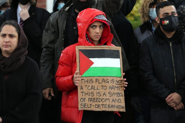 UK: Headteacher Bans Students from Carrying Palestinian Flags, Calls Police on Protesters