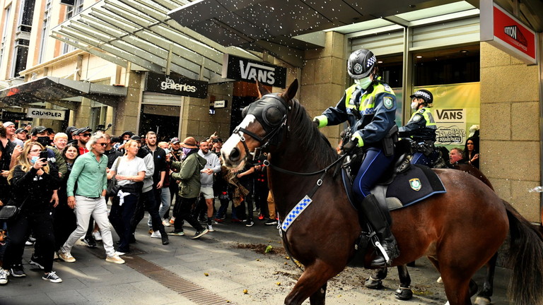 Australia: Anti-Lockdown Protesters Labeled “Filthy, Disgusting and Selfish,” Hunted Down