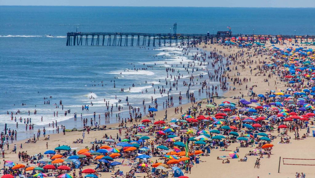 SATIRE – Strange: Not One Of These 20,000 People Left The Beach To Use The Bathroom Today