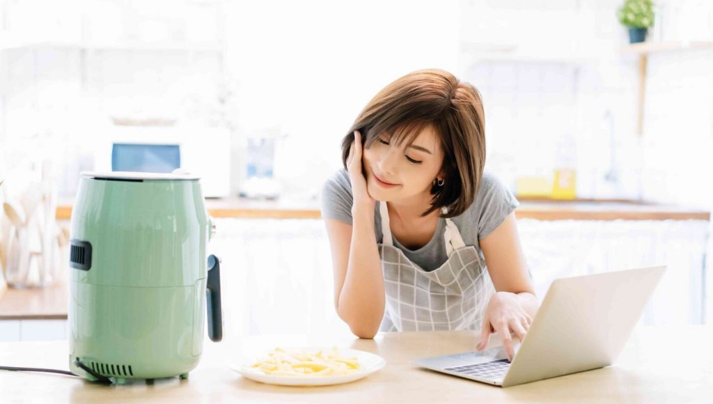 SATIRE – Woman Who Owns Air Fryer Goes Whole 7 Minutes Without Mentioning She Owns Air Fryer