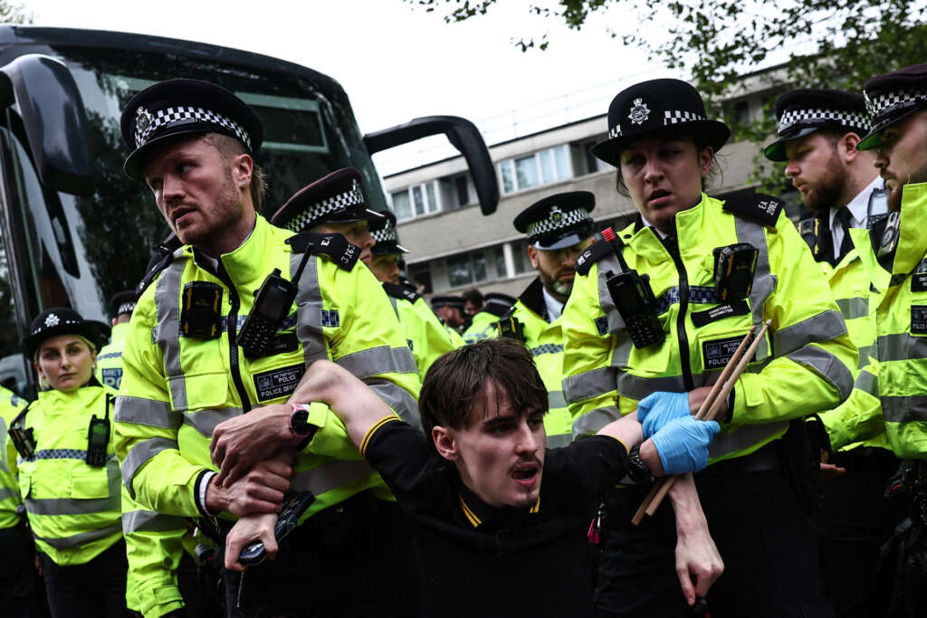 UK: Protesters Block Bus Carrying Invaders, Slash Its Tires