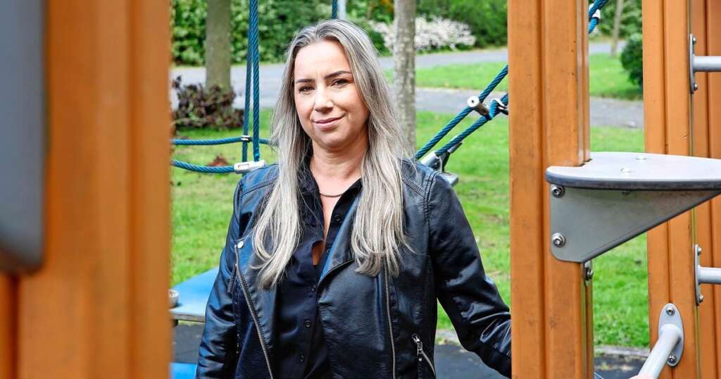 Netherlands: Evil Woman Shamed by School After 9-Year-Old TERF Daughter Complains About Tranny in the Changing Room