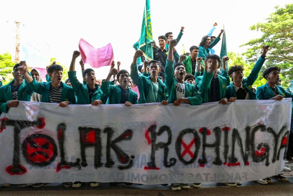 Indonesia: Students in North Sumatra Protest Against Their Country Getting Invaded by Rohingya