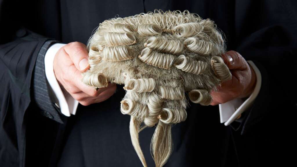UK: English Courtrooms Plan to Cancel Barristers’ Wigs Because of Racism